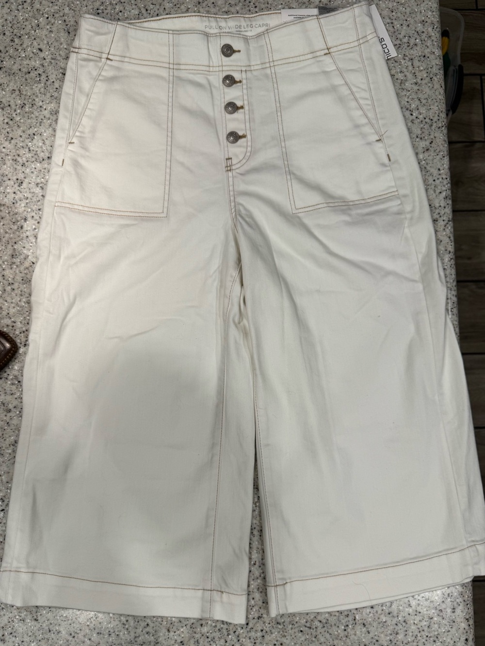 NWT! Chico's Cream High-Rise Faux Button-Front Pull On Capris Sz. 10(1.5)